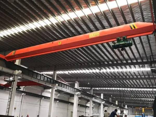 單梁起重機遙控器的工作電壓如何確定，對接線有何影響？